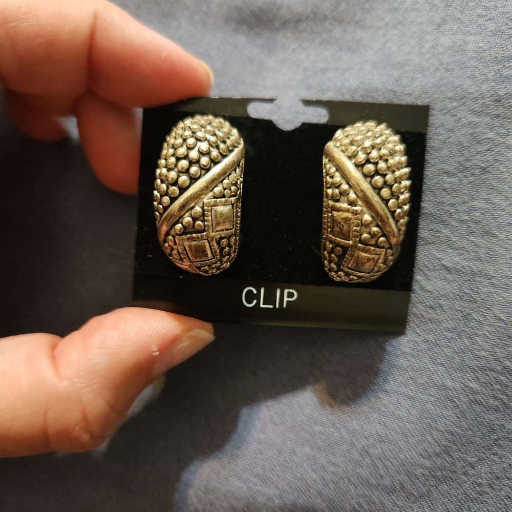 Vintage 1970s Clip-On Earrings - Picture 8 of 10